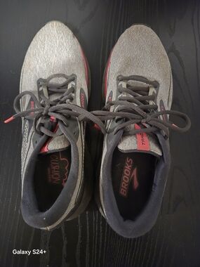 Brooks Women's Gray & Pink Running Sneakers